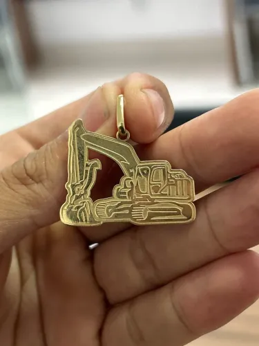 Pingente MACIÇO Escavadeira Ouro 18k