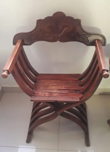 Cadeiras entalhadas em Madeira Maciça
