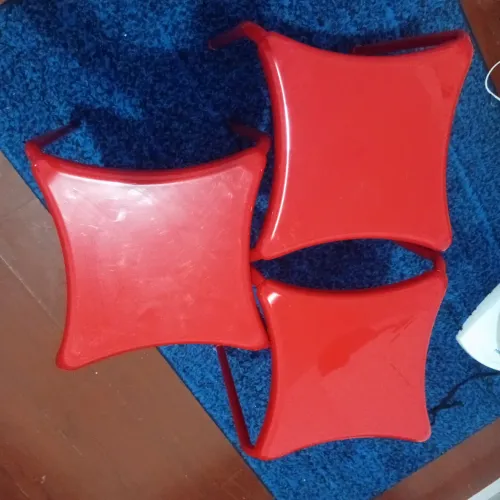 3 banquetas vermelhas