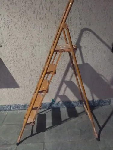 Vendo escada de ferro .