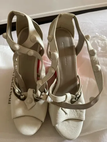 Sandália Balenciaga com detalhes em rebite