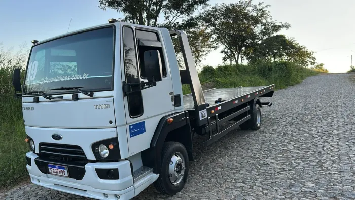 Cargo 1119 2019 com plataforma 6.30 e asa delta 