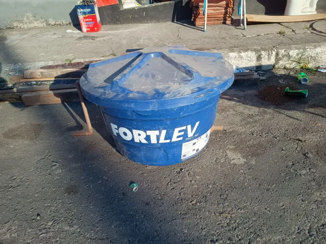 CAIXA D'ÁGUA 100L + BOMBONA 200L