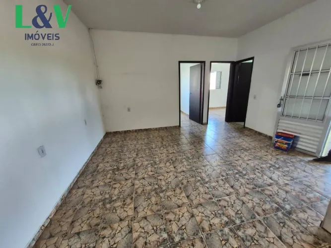 Casa espaçosa disponível para locação com 2 dormitórios