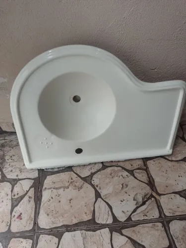 Pia de banheiro com torneira medidas 67x48