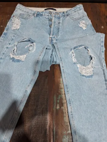 Calça jeans feminina "Destroyed"