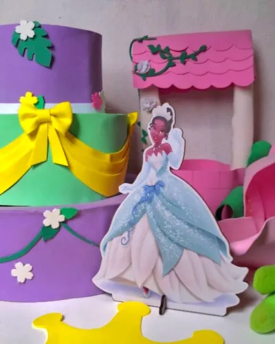 Decoração princesa Tiana com pelucia e personagens 