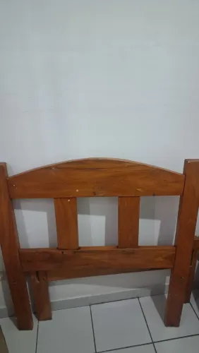 Cama de madeira maciça 