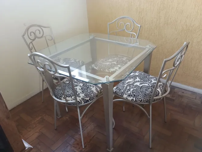 Mesa com cadeiras e aparador.