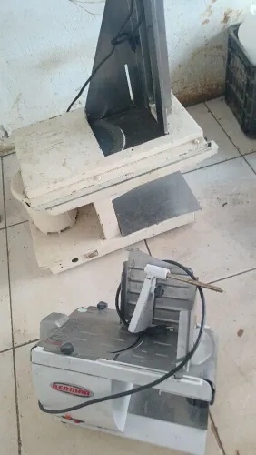 2 máquinas de fatiar frios