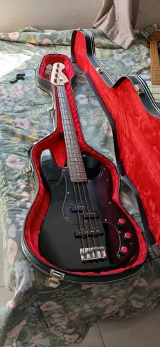 Contrabaixo squier by fender 4 cordas, vendou troco por guitarra ou violão que me agrade.