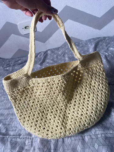 Bolsa de crochê amarelo manteiga