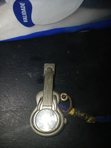 Vendo um chaveiro relogioantigo de violao