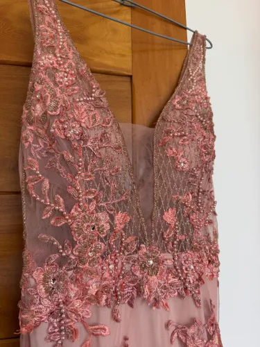 Vestido de festa rosa com pedrarias