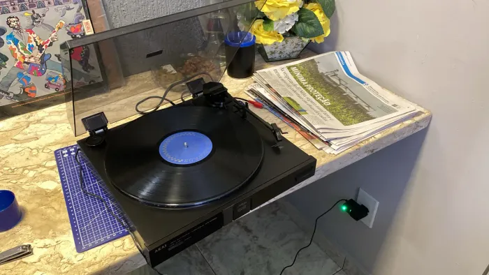 Toca discos Akai AP-M300