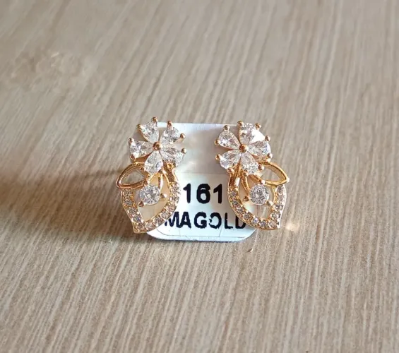 Brinco cravejado semijoia, Magold