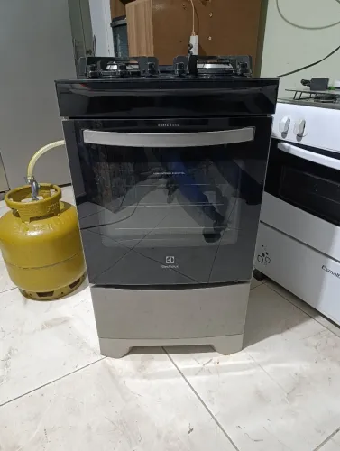 Vendo um fogão eletolux funcionando perfeitamente bairro nova Almeida serra *