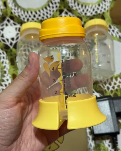 Bomba de leite medela original, completa com 2 potes extras de armazenamento.