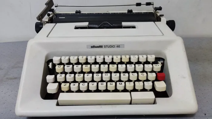Máquina de Escrever Olivetti Studio 46 Linda Relíquia Funcionando Perfeitamente Barato