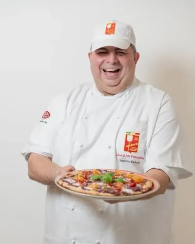 Contrata-se Pizzaiolo e Auxiliar