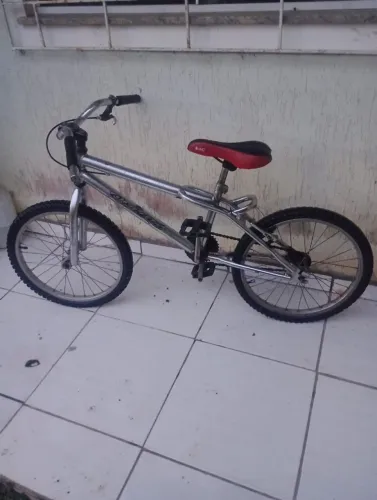 Vendo um bicicleta falta arrumar o freio e o pneu q está mucho