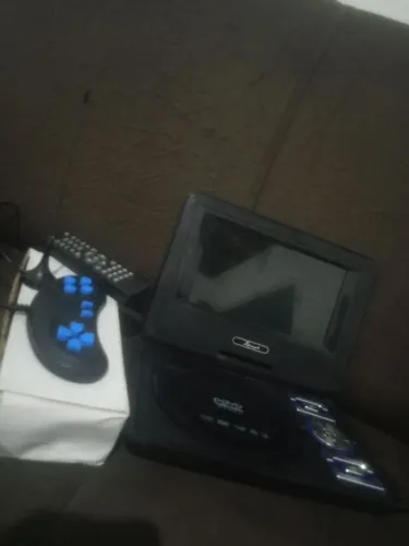 aparelho de DVD player portátil com tela giratória.