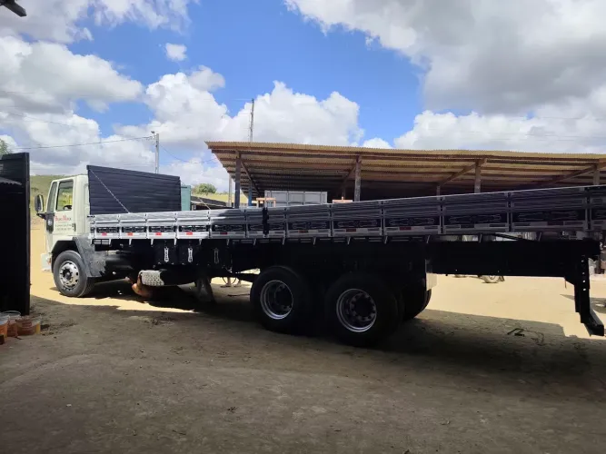 Bruno locações Caminhão trucado