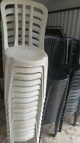 CADEIRAS DE PLÁSTICO
