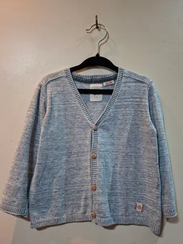 Casaco infantil Zara semi-novo gola V, azul claro.