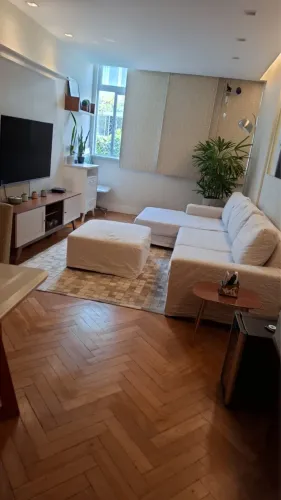 Sofá de 6 lugares com Chaise de madeira maciça