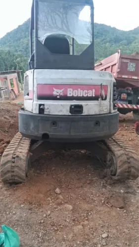 Retroescavadeira Bob Cat E 35 branca 2011