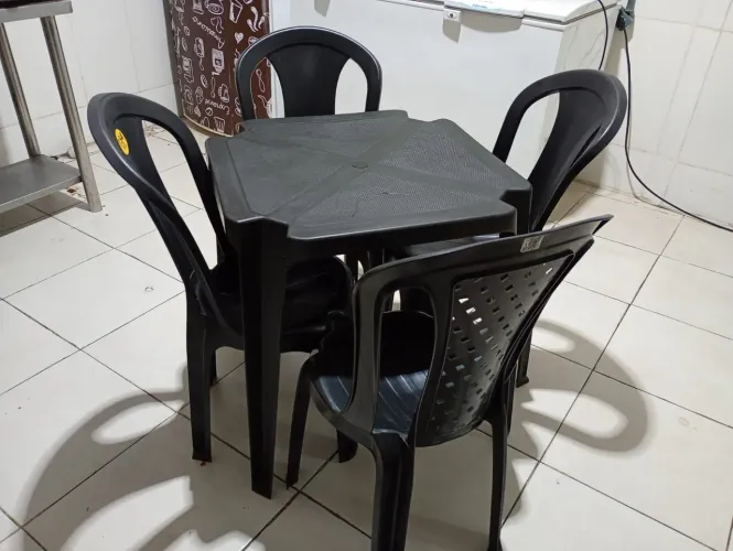 Vendo 11 jogos de mesa com 4 cadeiras (cada) R$110,00 cada jogo 