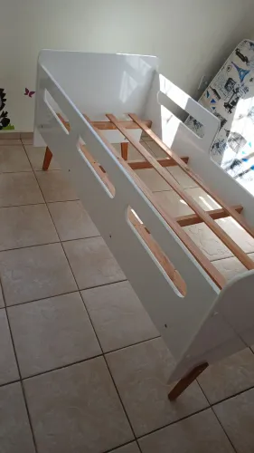 Cama Infantil com colchão Sem detalhes.