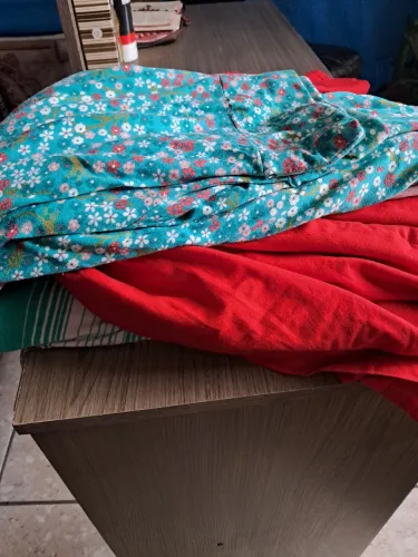 Roupas para reuso em ótimo estado