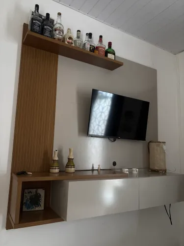Painel de TV, com 2 gavetas grandes. Cor de madeira com bege. Conservado.