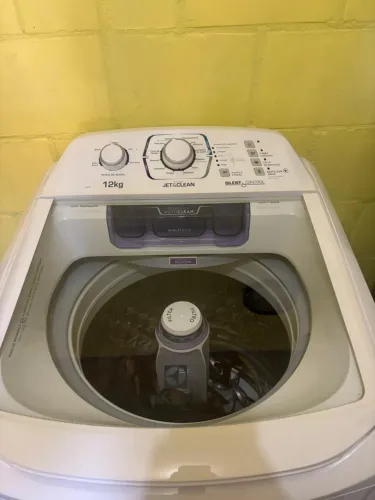 Vende-se essa máquina de lavar seminova em excelente estado de uso.
