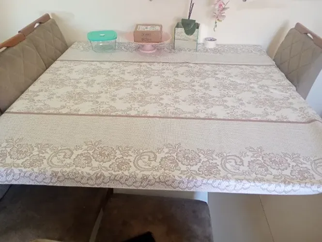 Mesa quadrada Branca com 6 cadeiras!Barataaa!!!