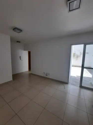 Planalto Área Privativa - 03 quartos (sendo 02 com armários), suíte com box e armário, sa