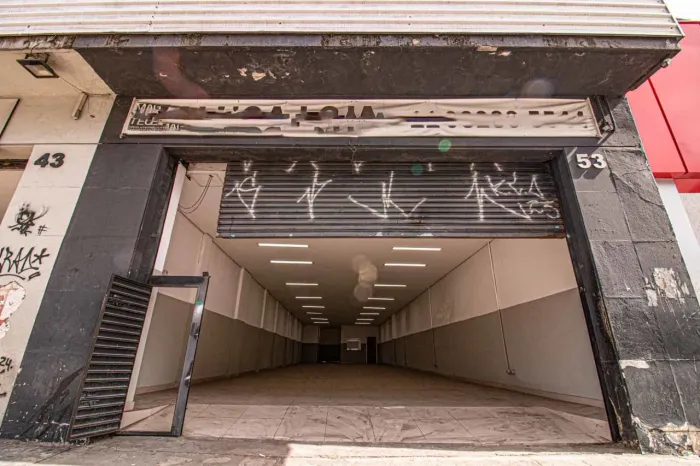 Loja na Avenida Doutor Abraão Ribeiro, 53 213 m²