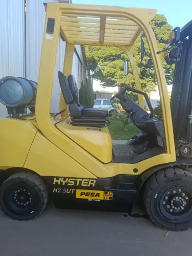 Empilhadeira Hyster triplex 2.5t gás 2022