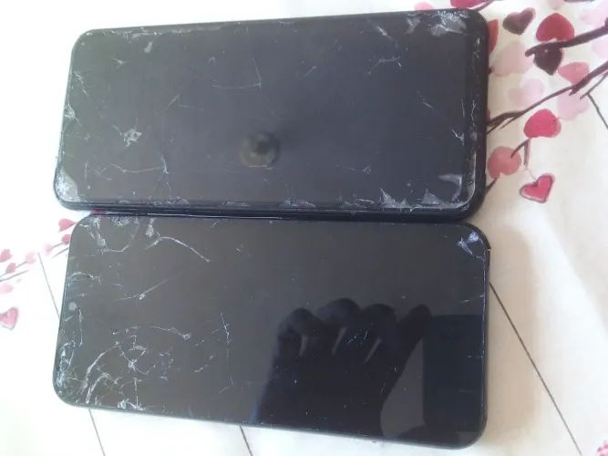 Celular com o módulo quebrado so 80 reais os 2