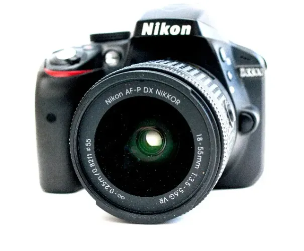 Câmera Nikon D3300 com Lente AF-P 18-55 VRII em Estado de Nova