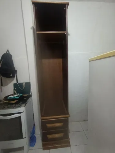 Roupeiro de madeira com 2 gavetas 