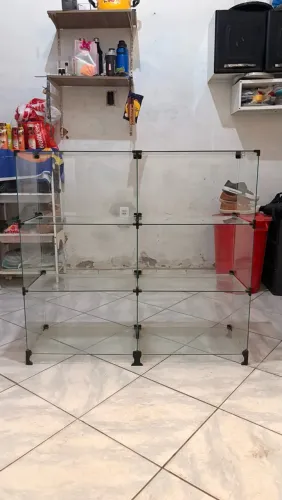 prateleira de vidro.