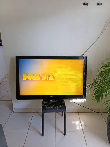 Tv digital LG 52 polegadas com controle/não é Smart único detalhe o hdmi não está fu