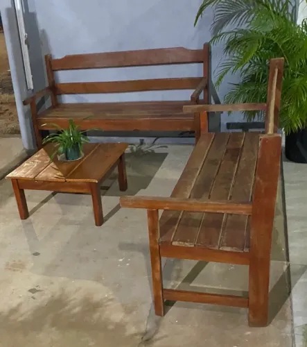 Vendo bancos com mesa de madeira Angico