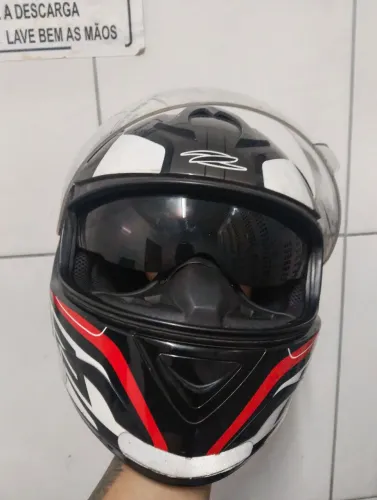 Capacete com óculos interno