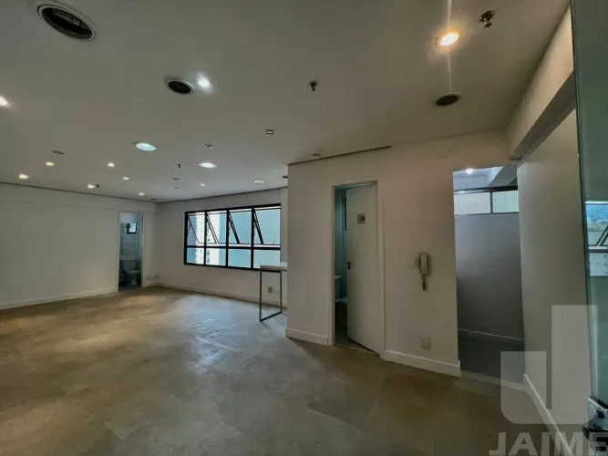 Sala Comercial com copa, dois banheiros e 1 vaga em ótima localização de Pinheiros