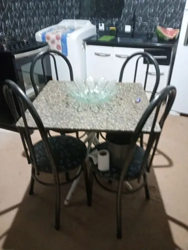 Uma mesa quatro cadeiras quadrada por 75 por 75 preta de mármore