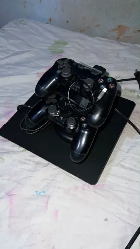 Ps4 com 2 controles de carregador + GTA físico